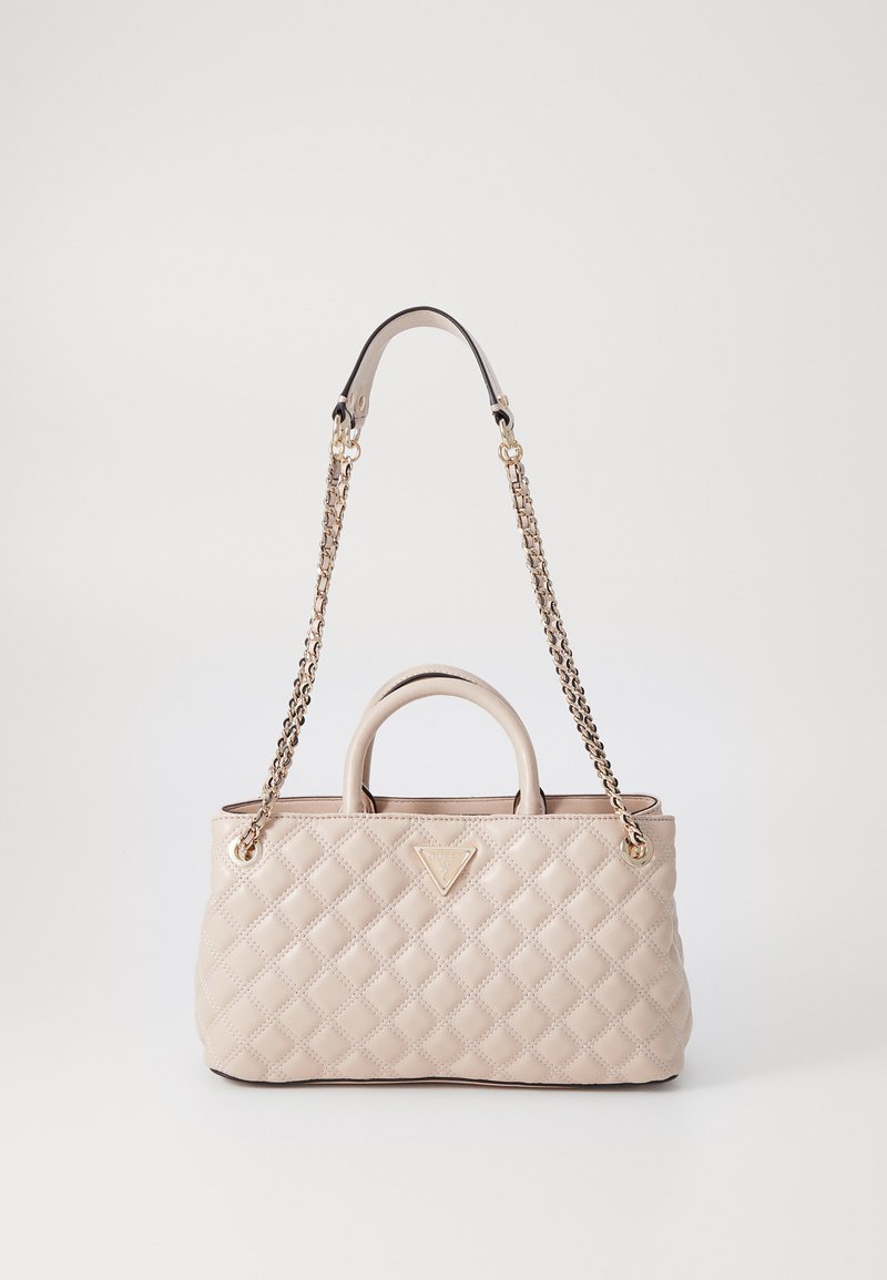 Borsa beige trapuntata con doppi manici, una tracolla in catena dorata e un accento con logo triangolare sul fronte. Texture in pelle liscia.