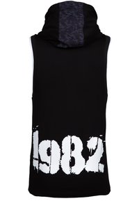 Svart ärmlös hoodie med en texturerad mörkblå baksida och stor vit text "1982" längst ner på framsidan. Avslappnad tyg och sportig design.