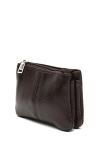 Brązowa skórzana torba o teksturowanej powierzchni, z zapięciem na zamek błyskawiczny i trzema przegródkami, charakteryzująca się solidnym szyciem i kompaktowym prostokątnym kształtem.