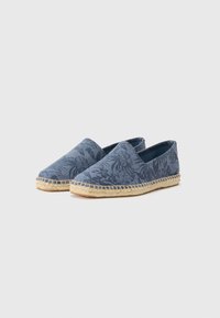Espadrile din pânză albastră cu model floral, design slip-on și talpă din sfoară de iută. Textură netedă cu interior întunecat contrastant.