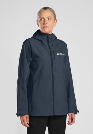 Marineblaue wasserdichte Jacke mit Kapuze, durchgehendem Reißverschluss, Logo auf der Brust und elastischen Bündchen. Glatte Textur, lässiges Design, geeignet für die Verwendung im Freien.