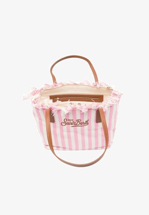 Roze-wit gestreepte draagtas met bruine handvatten, rafelige bovenrand, tekst van het logo aan de voorkant en een open bovenvak met rits.