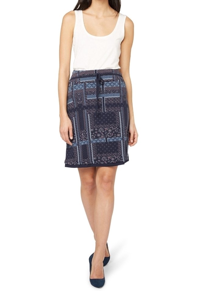 Falda de patrón navy con diseños florales y geométricos en azul; cintura elástica con cordón; longitud por encima de la rodilla; textura de tela suave.
