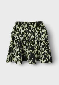 Falda de capas en negro y verde neón con un diseño de estampado, con cintura elástica y capas con volantes, fabricada con un tejido ligero y un diseño fluidos.