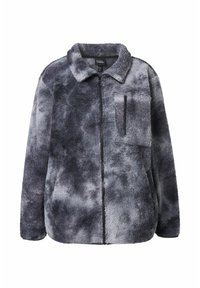 Giacca in pile nelle tonalità di grigio con una superficie morbida e texturizzata. Presenta una chiusura con zip sul davanti e una tasca sul lato sinistro del petto.