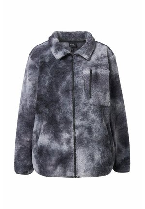 Fleece-takki harmaan sävyissä, jossa on teksturoitu, pehmeä pinta. Varustettu vetoketjullisella edessä ja vasemmalla rintataskulla.