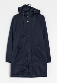 Abrigo impermeable azul marino con capucha, botones a presión, cordón ajustable y dos bolsillos laterales; textura suave y diseño hasta la rodilla.