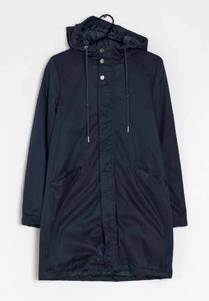 Granatowy wodoodporny płaszcz z kapturem, napami, sznurkiem ściągającym i dwoma bocznymi kieszeniami; gładka tekstura i długość do kolan.