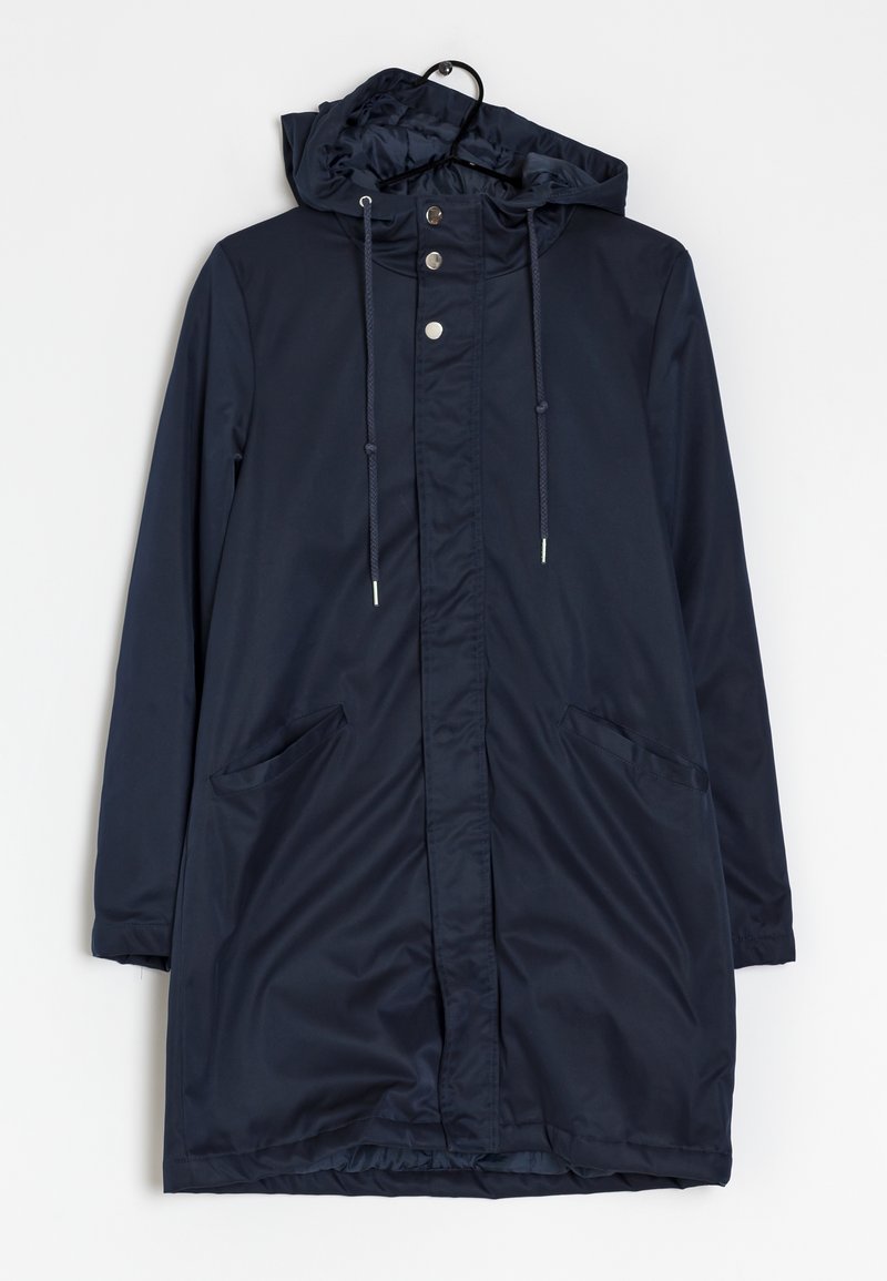 Abrigo impermeable azul marino con capucha, botones a presión, cordón ajustable y dos bolsillos laterales; textura suave y diseño hasta la rodilla.