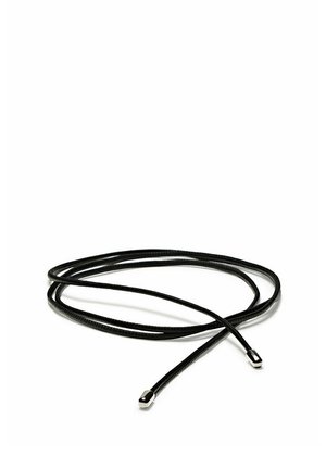 Cordon noir fin ou corde avec embouts en métal argenté aux deux extrémités, enroulé lâchement sur un fond blanc.