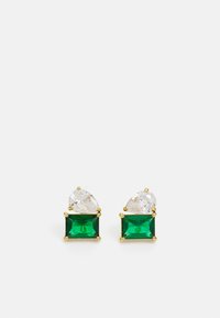 Cercei cu știfturi aurii, având o piatră verde rectangulară în partea de jos și o piatră clară în formă de pară în partea de sus, ambele montate în settinguri metalice fine.