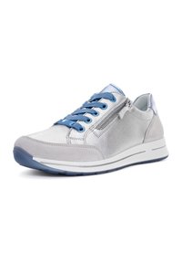 Stříbrné kožené tenisky s modrými tkaničkami, texturovanými boky a bočním zipem. Mají kontrastní bílou podrážku s modrým akcentem.