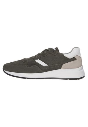 Sneaker verde in suede con accenti bianchi e beige. Caratterizzato da una punta arrotondata, pannelli laterali perforati e una suola in gomma testurizzata.