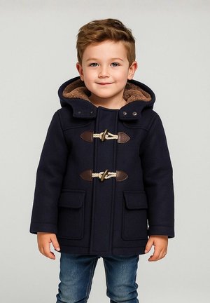 Námornícky preklápací kabát vyrobený z vlnenej zmesi s hnedou fleecovou kapucňou, so zrtuhrmi prednými vreckami a textúrovaným povrchom.