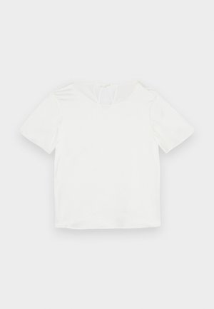 Valge lühikeste varrukatega T-särk, mis on valmistatud siledast ja kergest kangast; sisaldab ümmargust kaelust ja väikest võtmeauku seljal.