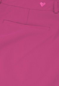 Fuchsia roze pantalons van een gestructureerde stof, met een achterzak en een klein geborduurd hartje boven de zak.