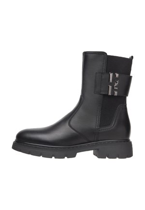 Botas de tobillo de cuero negro con suela gruesa, paneles laterales elásticos y una correa decorativa con acentos metálicos. Textura suave en todo el calzado.