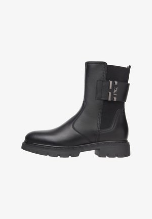 Stivali alla caviglia in pelle nera con suola spessa, pannelli elastici laterali e una fascetta decorativa con dettagli in metallo. Texture liscia in tutto il prodotto.