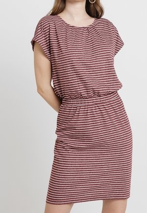 Vrouw draagt een kort mouw jurkje met horizontale bordeauxrode en witte strepen, een elastische taille en een geplooide halslijn.