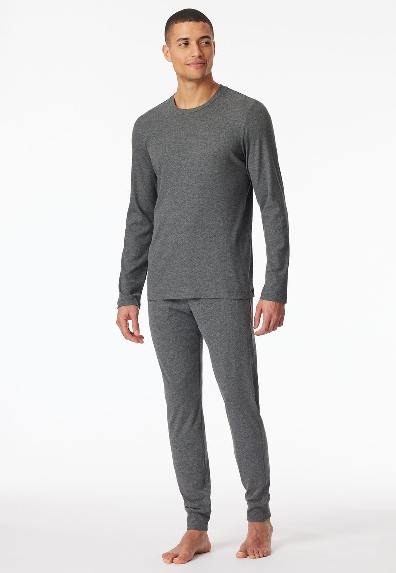 Haut thermique gris à manches longues et pantalon assorti, présentant un col rond, une coupe ajustée et des poignets côtelés. Tissu doux et texturé.