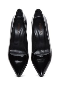 Escarpins en cuir verni noir avec un design à bout pointu, texture lisse et semelle intérieure rembourrée, présentant un marquage minimal à l'intérieur.