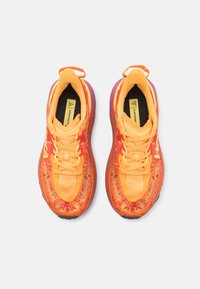 HOKA SPEEDGOAT 6 - Löparskor terräng - sherbet/beet root