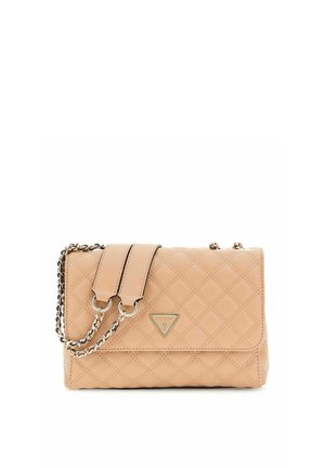 Sac à main en cuir matelassé beige avec des lanières en chaîne dorée et un logo triangulaire Guess sur le rabat avant.