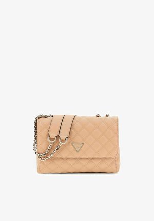 Sac à main en cuir matelassé beige avec des lanières en chaîne dorée et un logo triangulaire Guess sur le rabat avant.