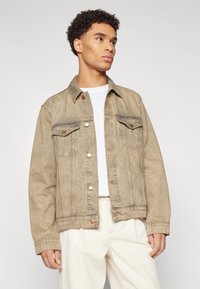 Beez denim jakk, millel on kaks rinnataskut, nööbiga sulgemine ja klassikaline krae. Omab veidi tuhmuvat tekstuuri ja pehmet kangast.