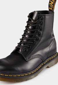 Dr. Martens Schnürstiefelette - black