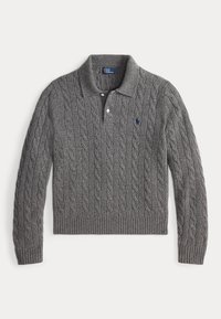 Grå kabelstrikket langærmet polo sweater med to hvide knapper og et lille blåt broderet logo på brystet.
