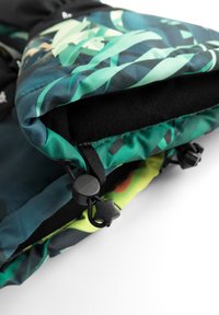 Tejido de chaqueta colorido con patrones de follaje verde, forro negro suave y cordones ajustables negros con topes en forma de estrella.