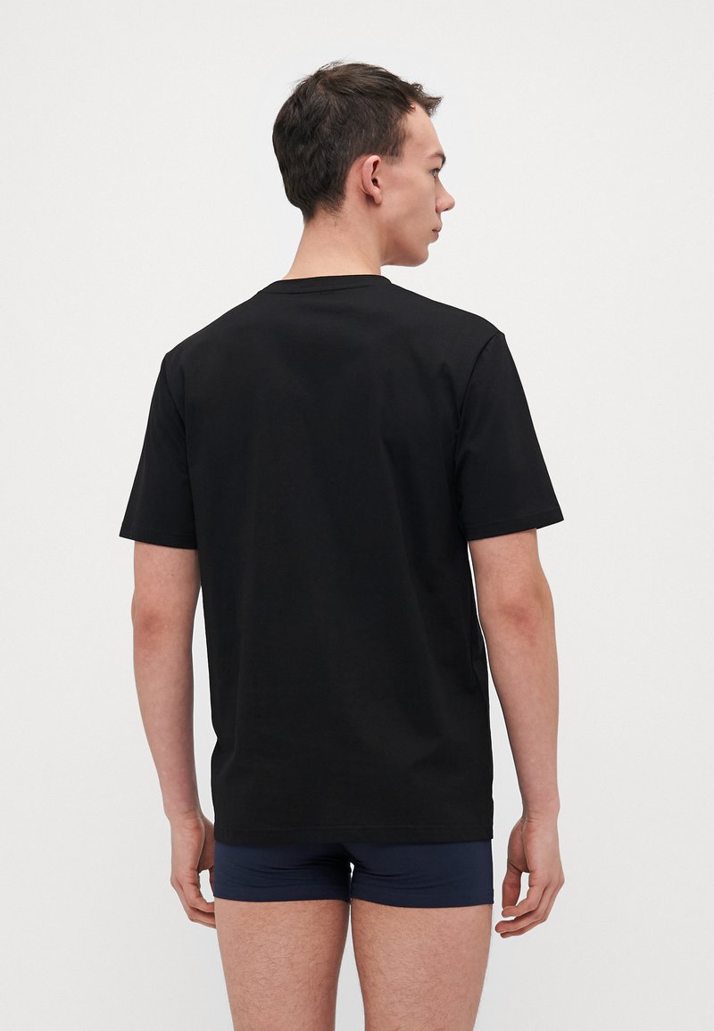 Zwarte korte mouwen t-shirt van katoen, met een ronde halsontwerp. Soepele textuur zonder zichtbare patronen of accenten.