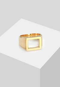 Guld ring med et firkantet udskæringsdesign. Glat, poleret overflade med en bred bælg, der har skarpe vinkler og moderne geometrisk form.