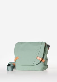 Mintgrüner Messenger Bag mit Klappenverschluss, braunen Riemenakzenten, verstellbarem Schultergurt und einer glatten, strukturierten Oberfläche.