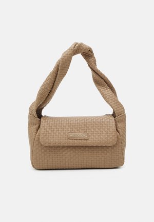 Kožená taška přes rameno v barvě koně s propleteným popruhem a zavíráním na klopu. Na přední straně je výrazné logo a texturovaný vzor.