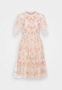 Robe brodée en fleurs roses avec des manches volantées, taille cintrée, jupe à étages et tissu texturé. Présente des détails en fleurs dorées et pastel.
