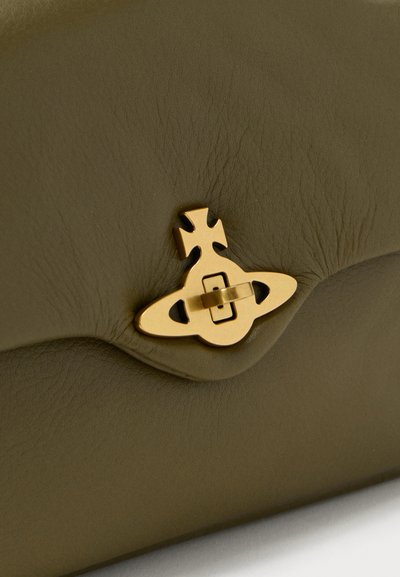 Φάκελος από δέρμα ελιάς με κυματιστό σχέδιο, με έντονο κούμπωμα από χρυσό μέταλλο σε μοναδικό σχήμα. Λεπτομέρεια υφής στην επιφάνεια.