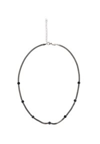 Kovový náhrdelník s flexibilním kovovým řetízkem v šedé barvě. Obsahuje černé kulaté a šestiboké akcenty rovnoměrně rozmístěné podél délky.