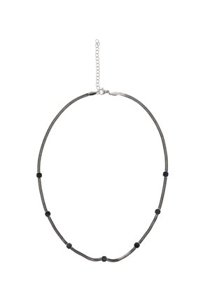 Szürke színű, rugalmas fémláncból készült fém nyaklánc. Fekete, kör alakú és hatszögletű díszítések találhatók rajta, egyenletesen elosztva a hossz mentén.