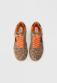 Tenisice sa leopard uzorkom izrađene od teksturiranog antilopa, s narančastim vezicama, smešnim detaljima i udobnom narančastom unutrašnjošću.