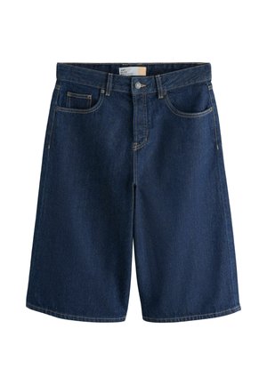 Donkerblauwe denim shorts tot op de knie met een knoop aan de voorkant, rits, riemlussen en vijf zakken, plat gelegd op een witte achtergrond.