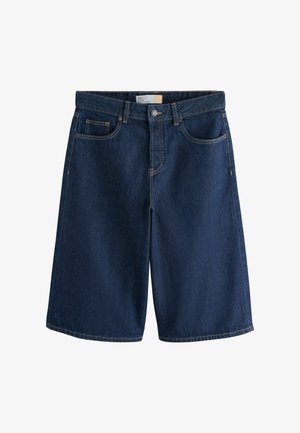 Tmavomodré džínsové šortky dĺžky po kolená s predným gombíkom, zipsom, slučkami na opasok a piatimi vreckami, rozložené na bielom pozadí.