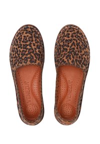 Kluky na slip-on s leopardím vzorem v hnědé a černé barvě, s prodyšnou, perforovanou stélkou v béžové barvě a prošívanými detaily podél okrajů.