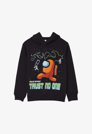 Felpa con cappuccio nera con un personaggio dei cartoni animati arancione e la scritta "Non fidarti di nessuno". Presenta un design a tema galassia e colori vivaci.