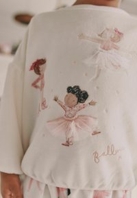 Weißes Fleece-Gewand mit bestickten Balletttänzerinnen in Rosa und Creme, verziert mit Tüllakzenten und dekorativer Naht.