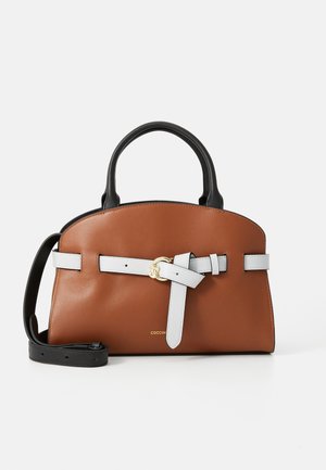 Braune Lederhandtasche mit schwarzen Griffen, grauem Riemenakzent und goldfarbenen Beschlägen. Verfügt über eine glatte Oberfläche und eine strukturierte Form.