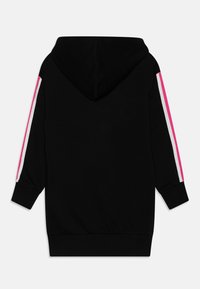 Sweatshirt à capuche noir avec des rayures roses et blanches le long des manches. Il présente une texture en tissu doux et des poignets et un ourlet côtelés.
