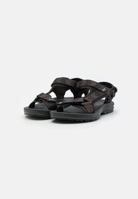 Zwarte sandalen met gemusterde stoffen riemen, voorzien van verstelbare sluitingen, een gevormde voetbed en een geribbelde rubberen zool voor grip.