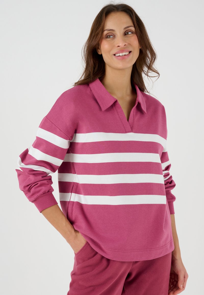 Maglione a maniche lunghe a V, di colore rosa soft con righe orizzontali bianche. Presenta un colletto e polsini a coste; vestibilità casual e rilassata.